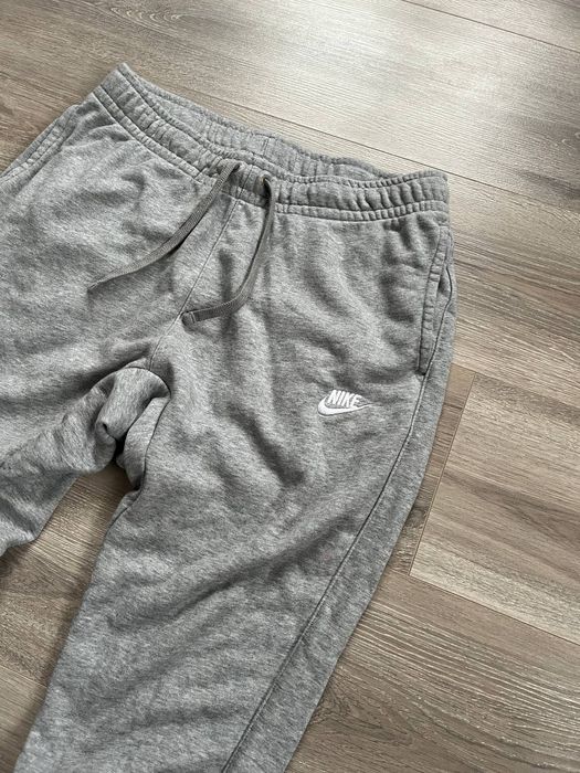 Штани nike з білим логотипом