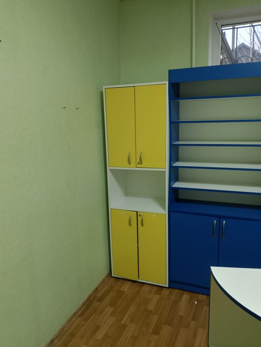Меблі для аптеки в доброму стані