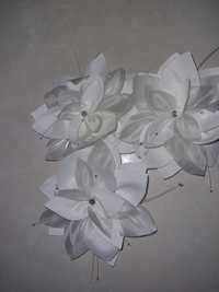 Kwiaty materiałowe białe 22 sztuki sztuczne naszywki
