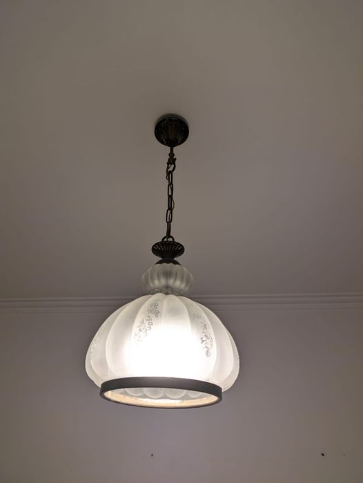 Vendo Candeeiro de teto anos 80 de vidro , usado.