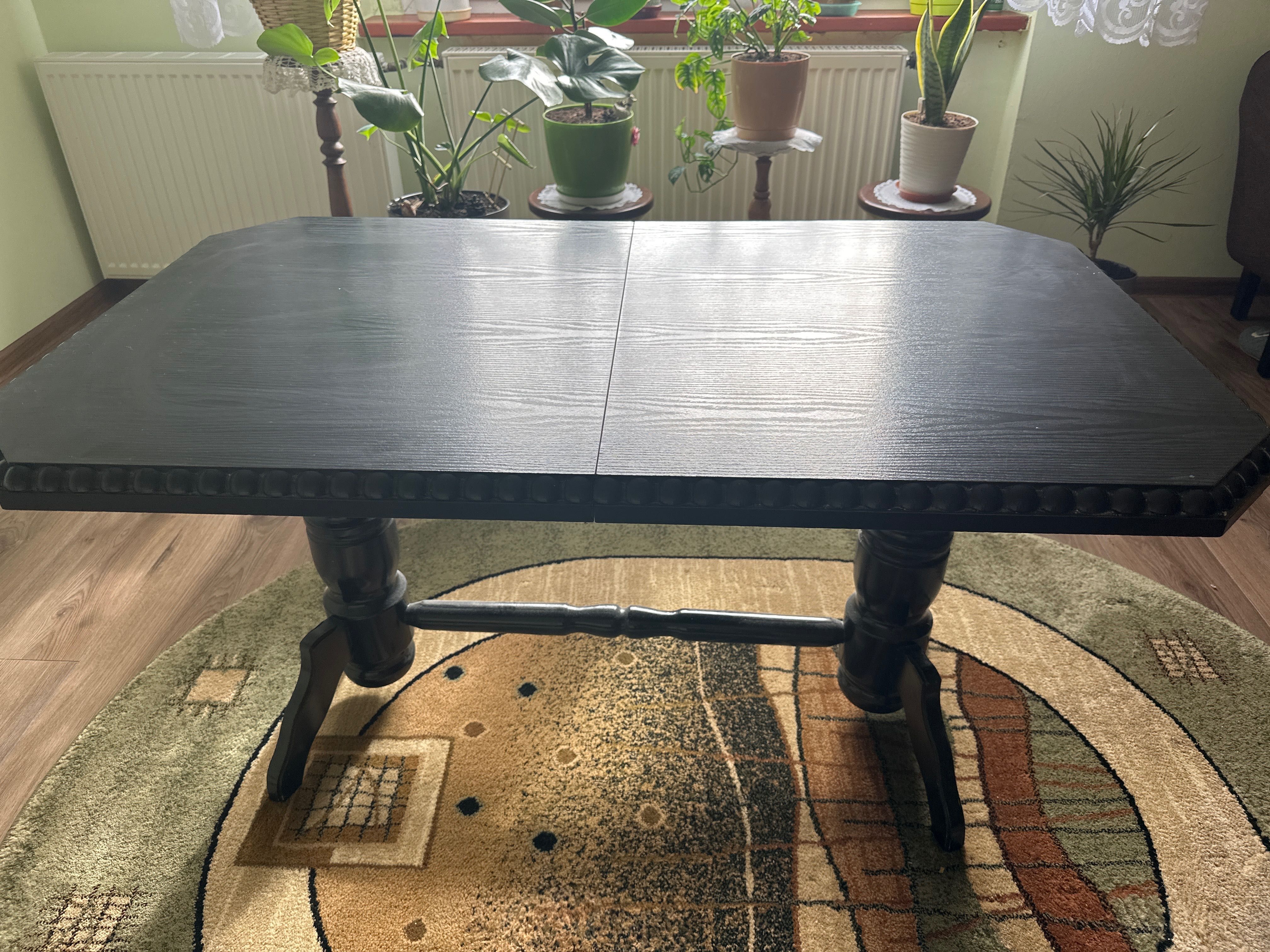 Czarny drewniany stół