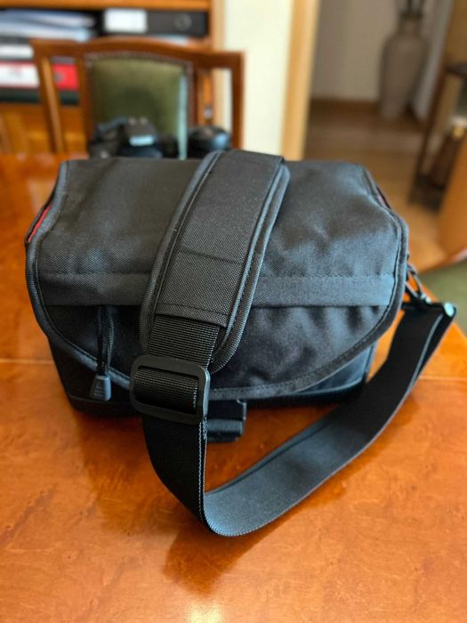 Máquina Fotográfica Reflex Canon EOS 2000D