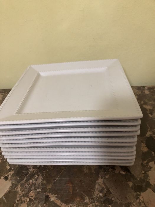 Conjunto de 11 pratos brancos quadrados