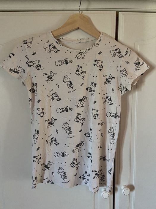 T-shirt branca com estampa de cachorros