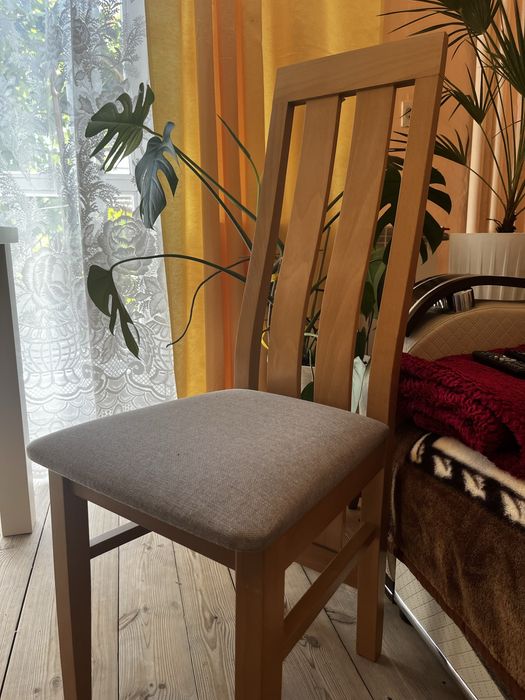 Stół rozsuwany z krzeslami