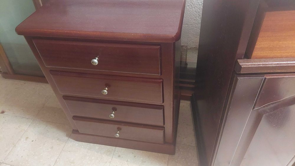 Móveis em Mogno e outros