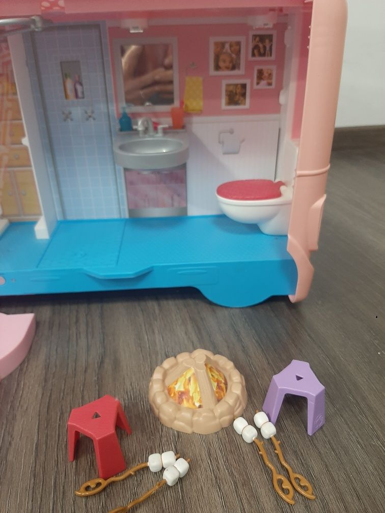 Kamper Barbie z basenem