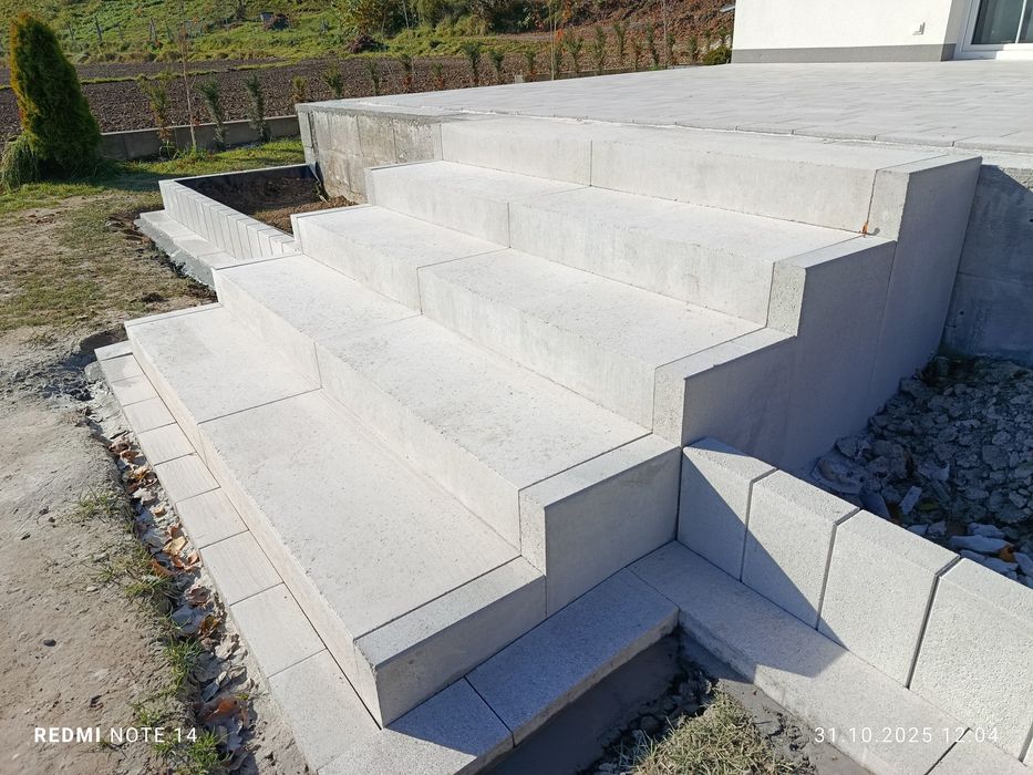 Brukarstwo i ogrodzenia. Układanie płyt granitowych. Gres.