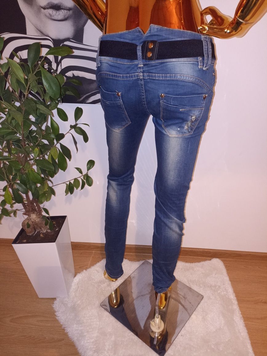 Jeansowe spodnie rurki z przetarciami, cyrkonie, łańcuszki R.42