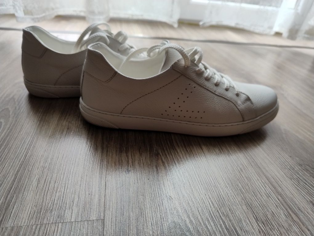 Białe skórzane buty sneakersy CCC Lasocki