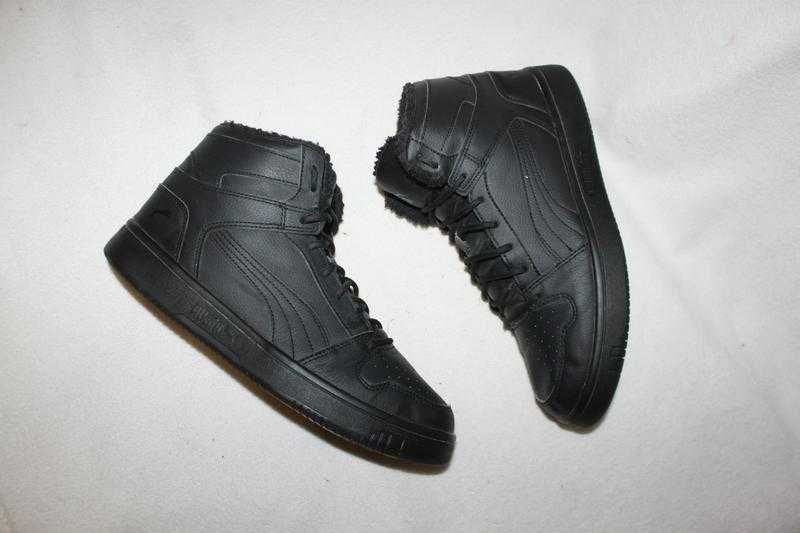 Кроссовки утепленные фирмы puma размера 41 по стельке 26,5 см.