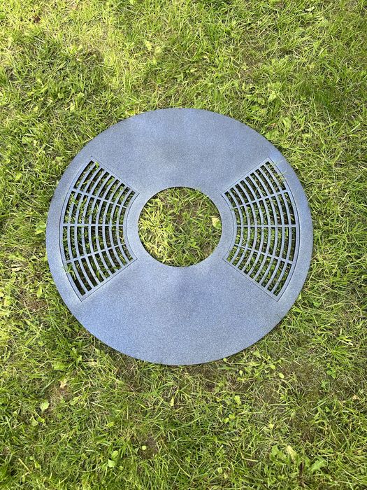 Барбекю мангал гриль с круговым столом.