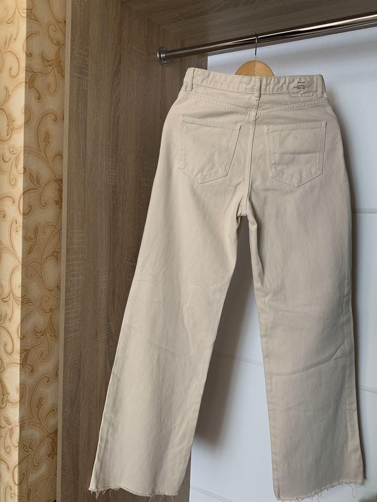 Світло-бежеві джинси stradivarius, 38 M