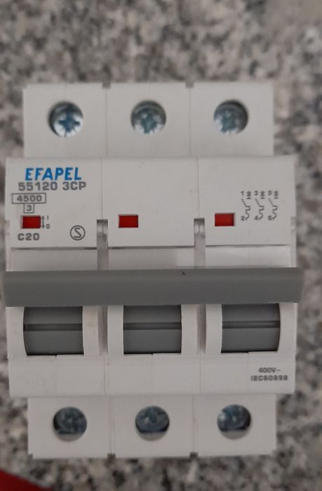 Disjuntor tripolar C20 novo