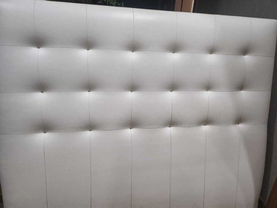 Conjunto de cabeceira, comoda e mesinha de cabeceira.