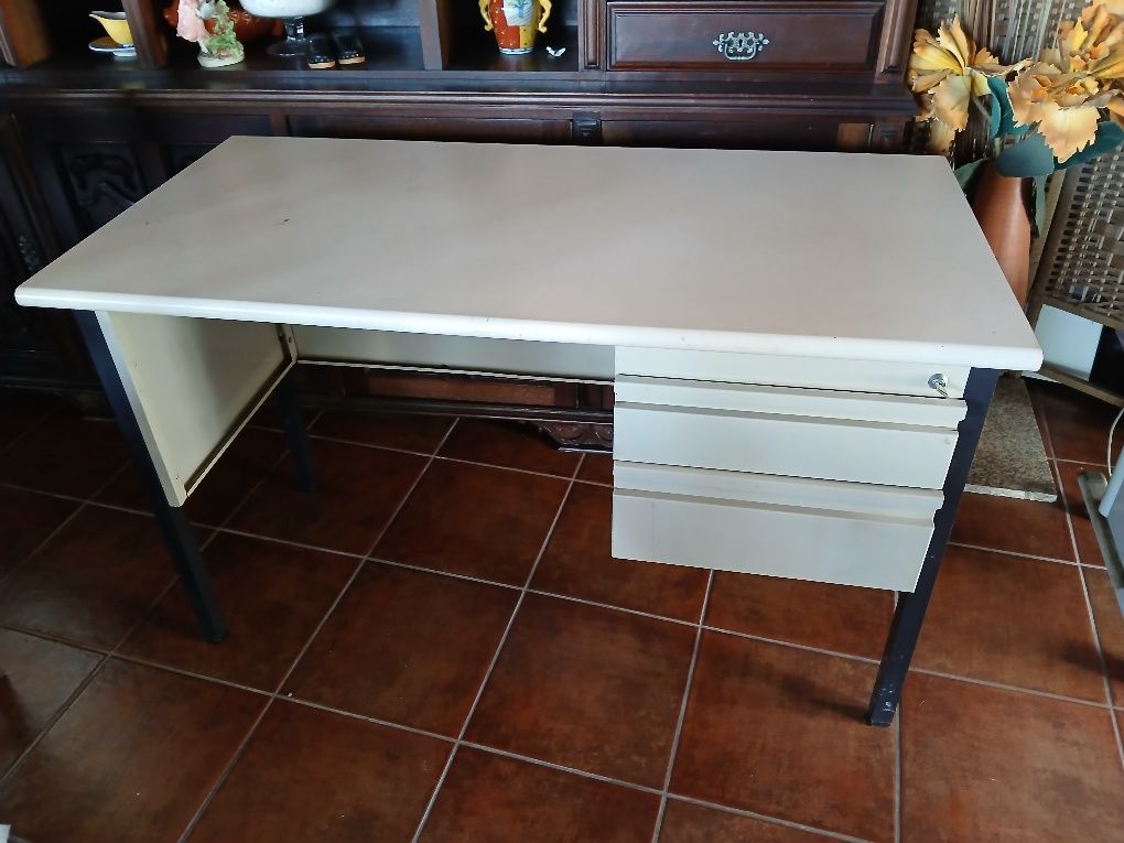 Secretaria com 2 gavetas