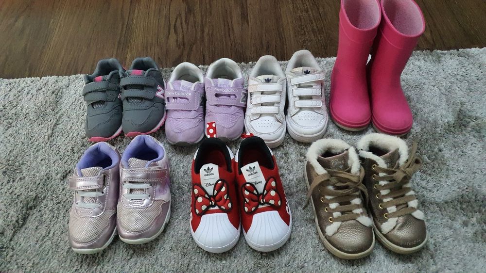 Vários calçados tam. 24 ( cada)