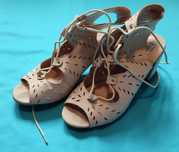 Buty - sandałki na koturnie wiązane rozm. 40/41