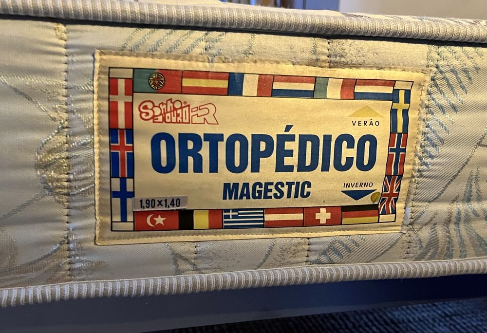Estrado e colchão em muito bom estado