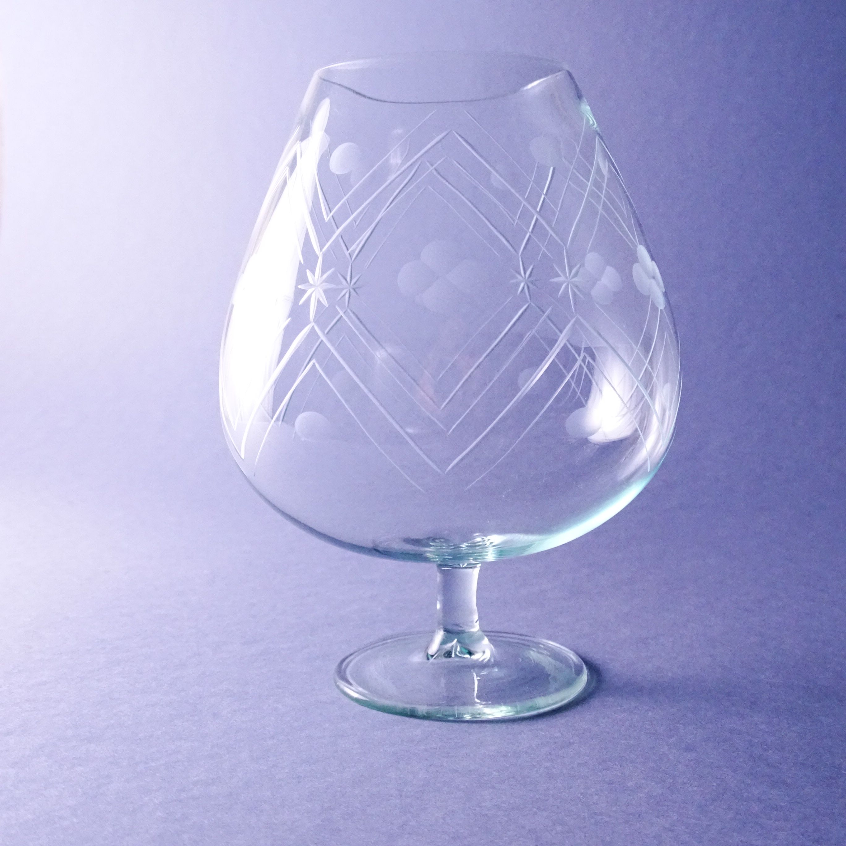 piękny ręcznie szlifowany wazon szklany kielich