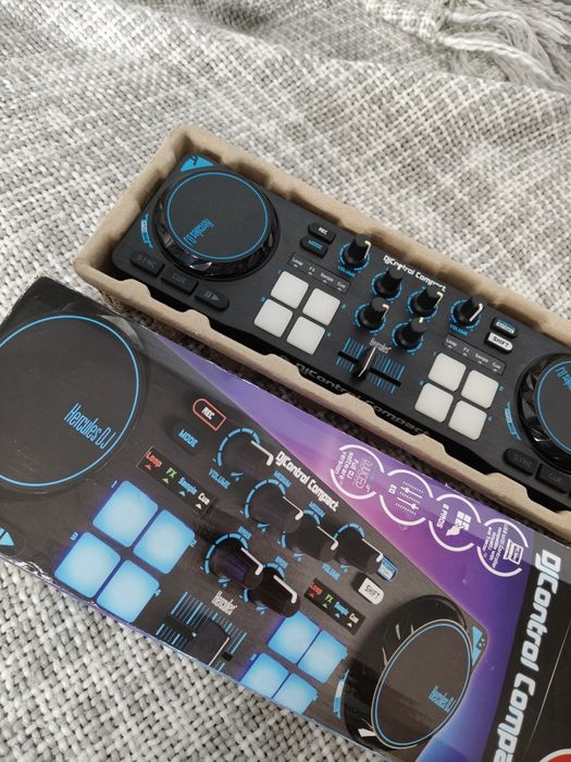 Hercules DJ Control Compact zestaw dla DJ 2 deki  8 padów