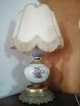 Candeeiro muito antigo com abajur