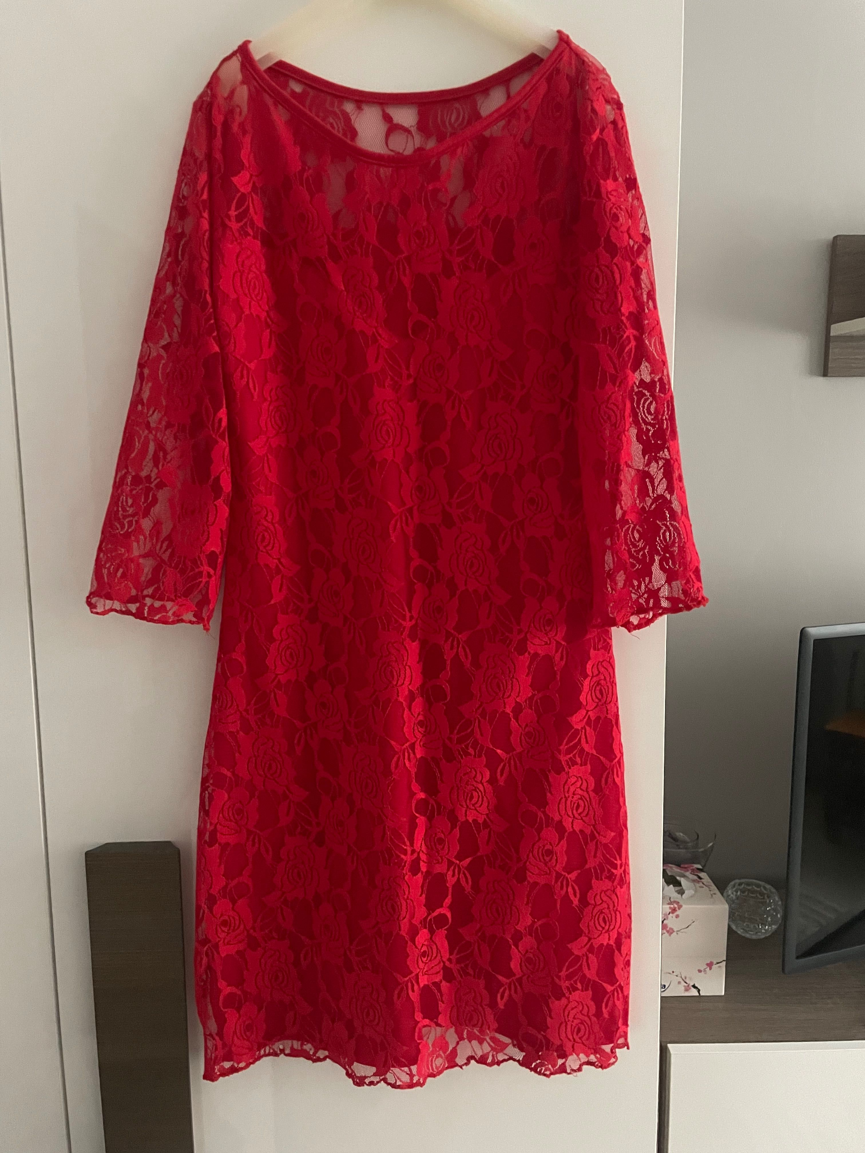 Czerwona sukienka z koronki