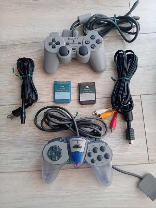 PSX PS1 PlayStation SCPH-7000 NTSC-J 2 pady, 2 karty pamięci, 3 gry