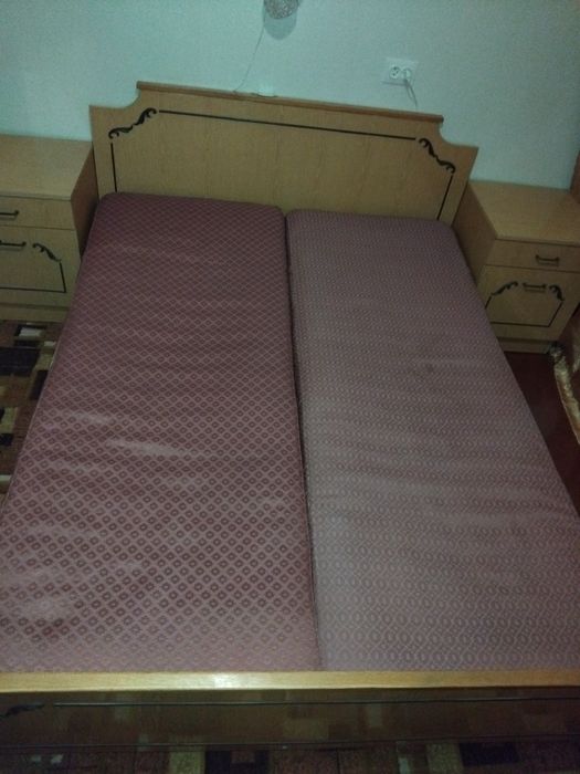 Двоспальне ліжко,дві тумбочки, трюмо