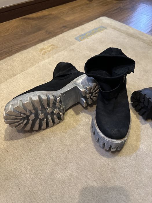 2 pares de botins em camurça