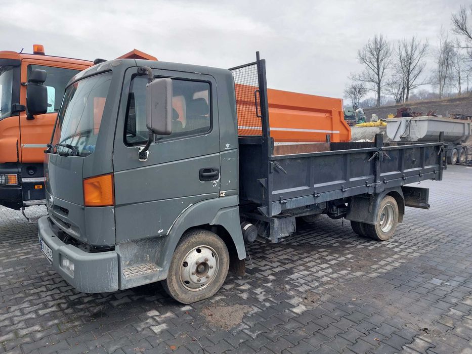 Nissan atleon wywrotka