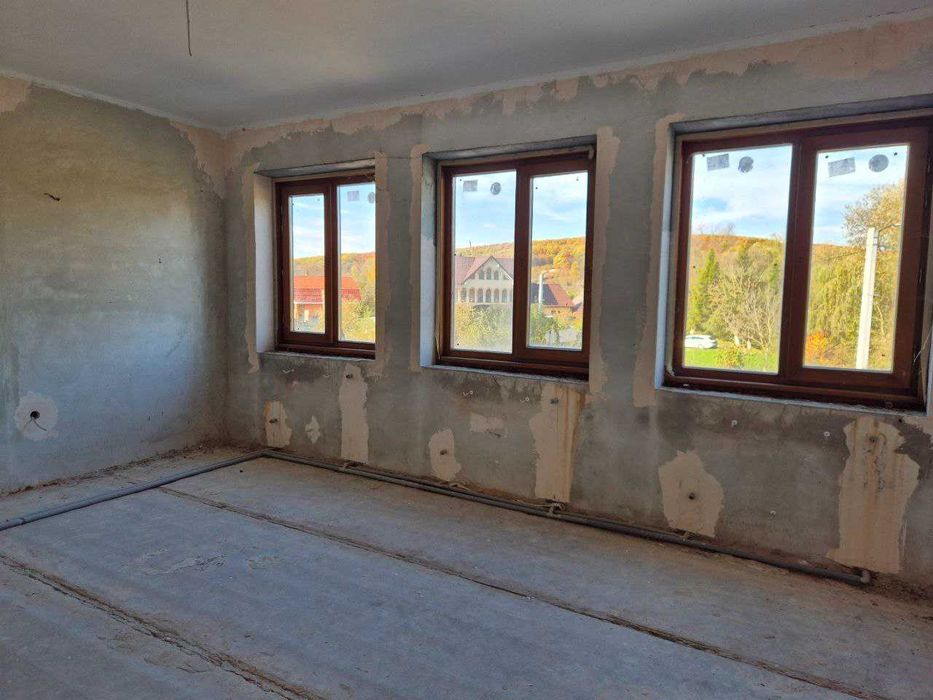 Продаж будинка з басейном