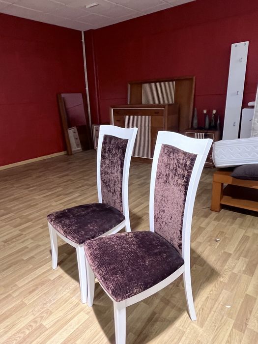 Cadeira branca e  veludo castanha