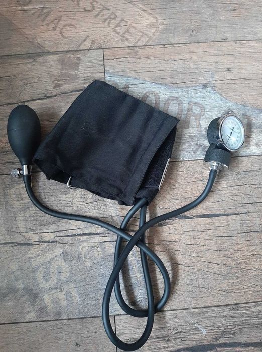 Ciśnieniomierz manualny  ze  stetoskopem i etui