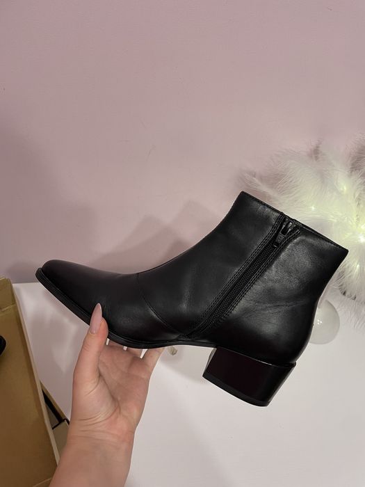 Шкіряні чобітки на каблуку