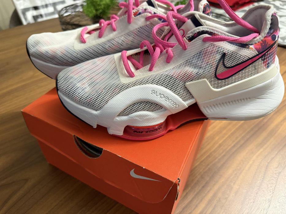 Sapatilhas Mulher Nike como novas ( venda por falata de uso )