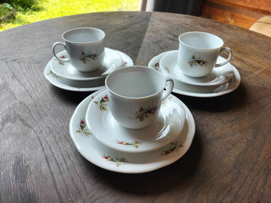 Zestaw 3 filiżanek z talerzykami Chodzież , róże vintage