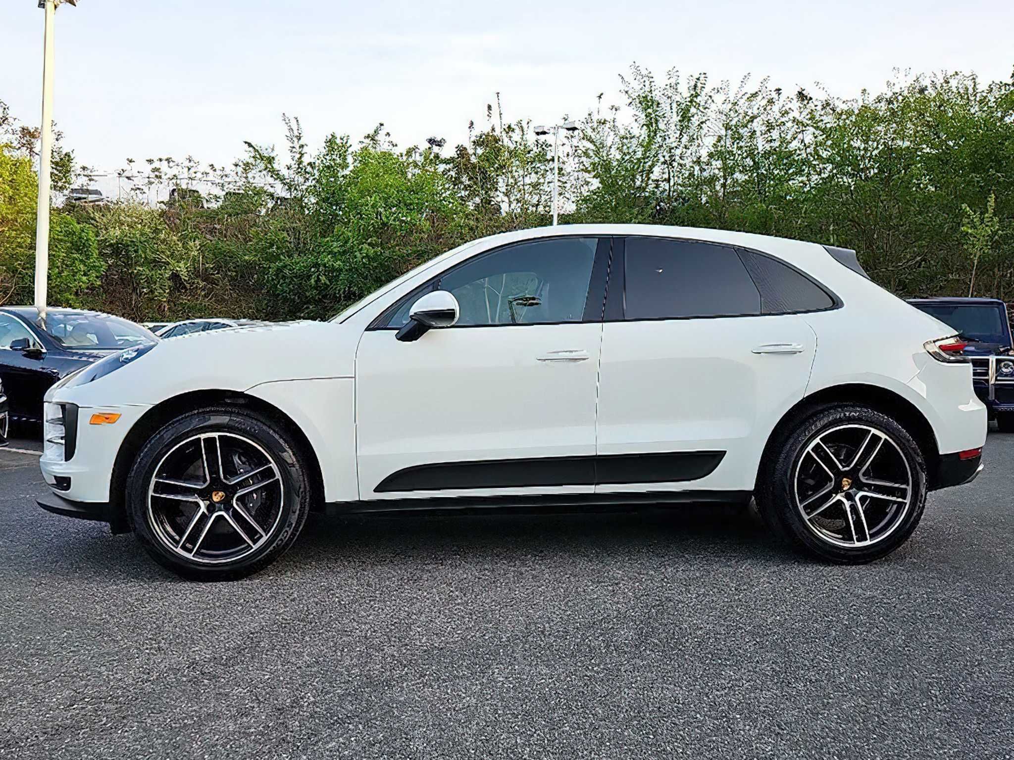 Porsche Macan Base      2021