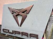 Logo cupra reklama zewnętrzna garaż salon serwis