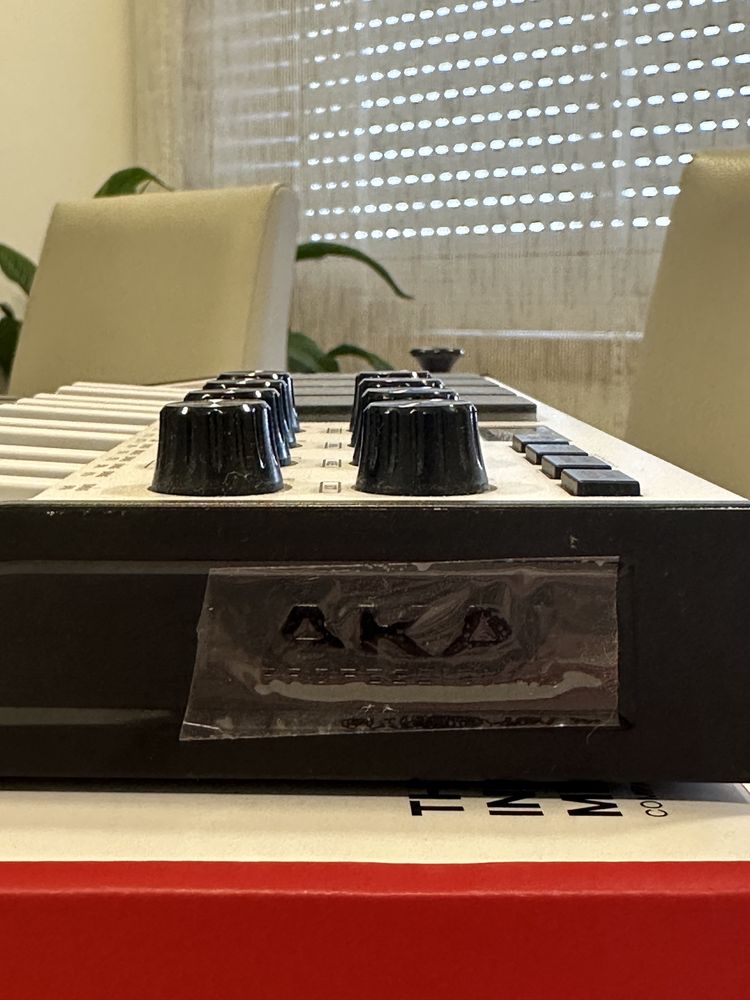 AKAI MPK Mini - Edição Especial Branca