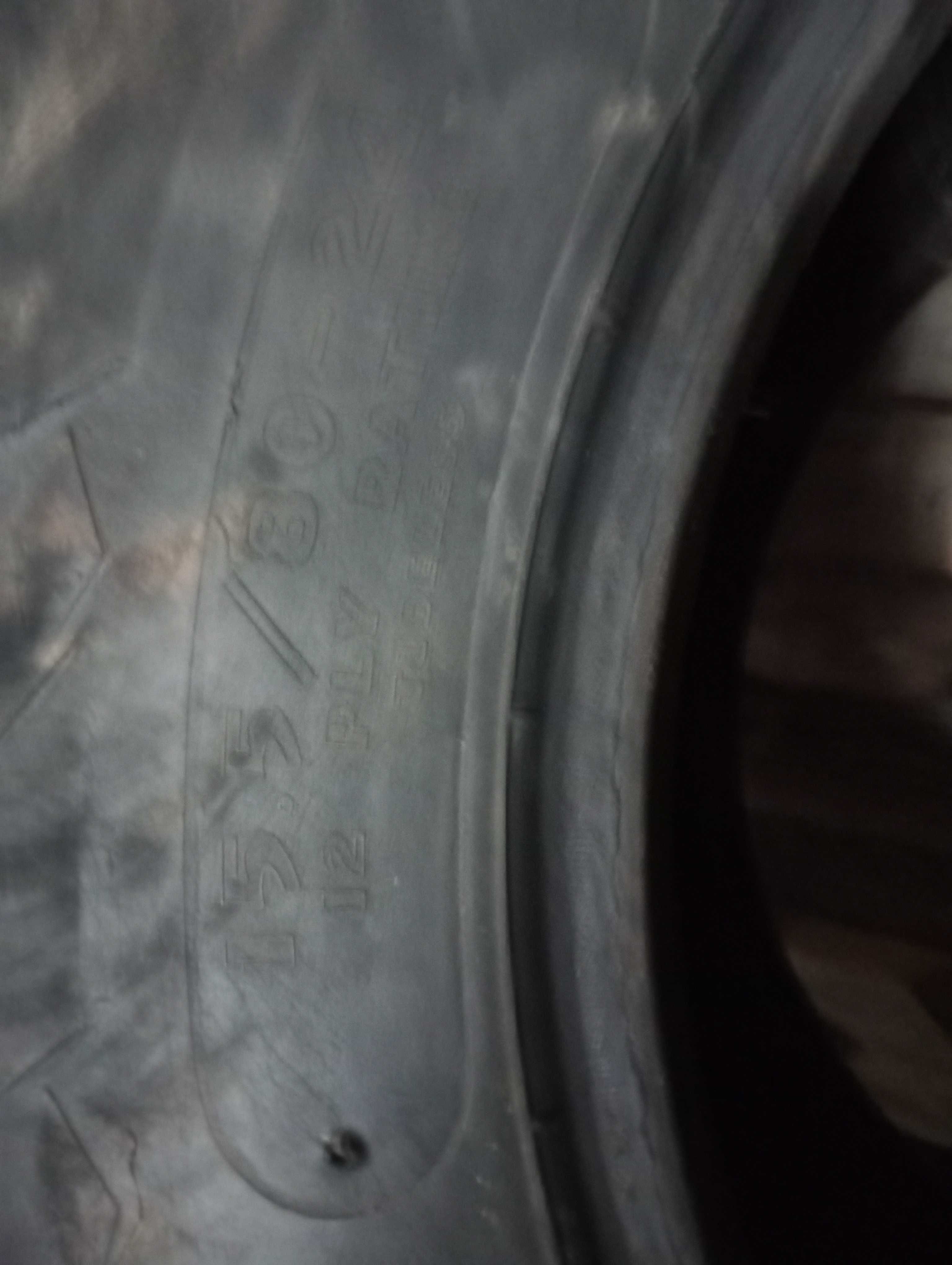 Vendo pneus para niveladoras ou empilhadores