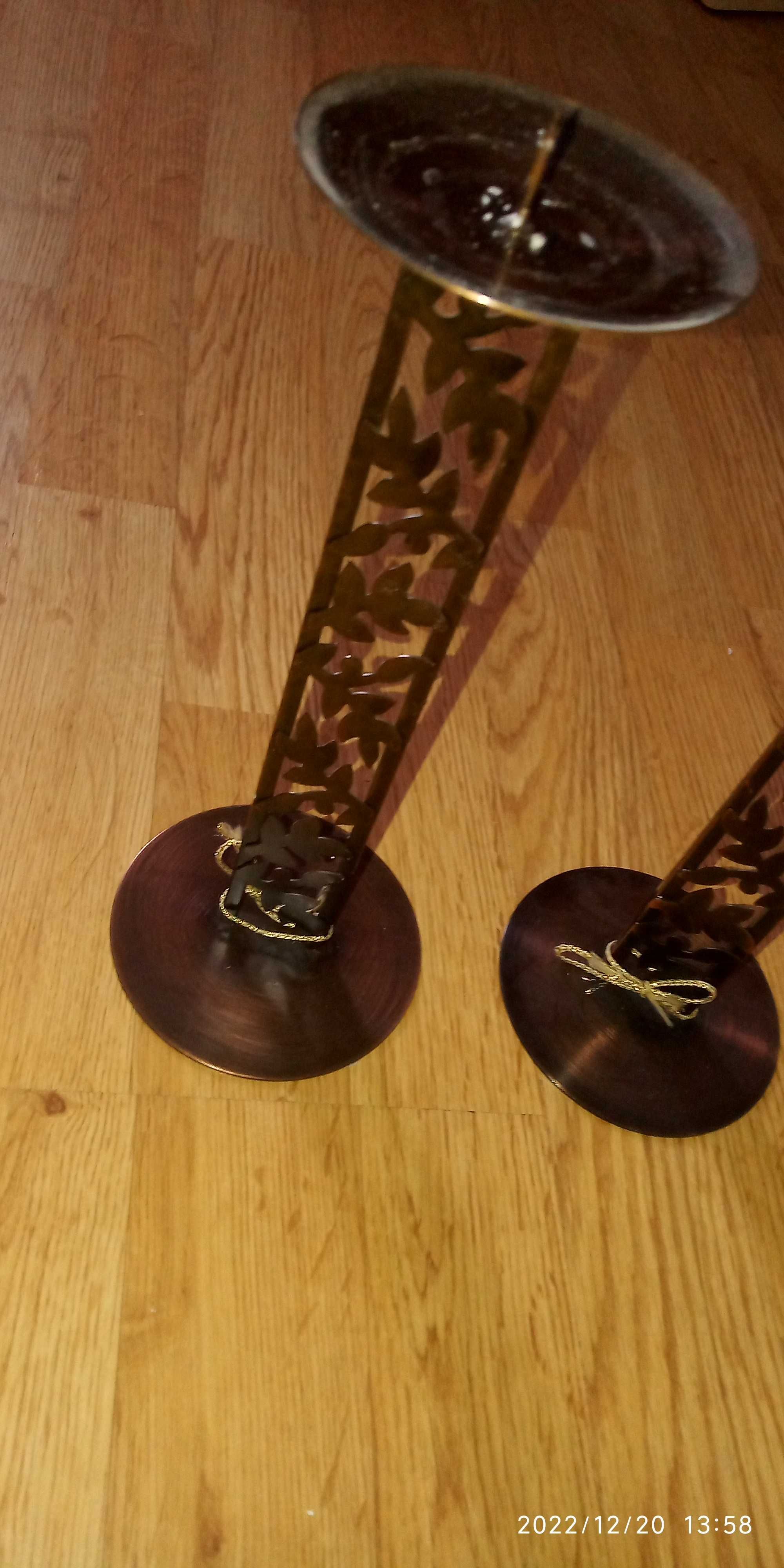 dwa metalowe świeczniki Loft