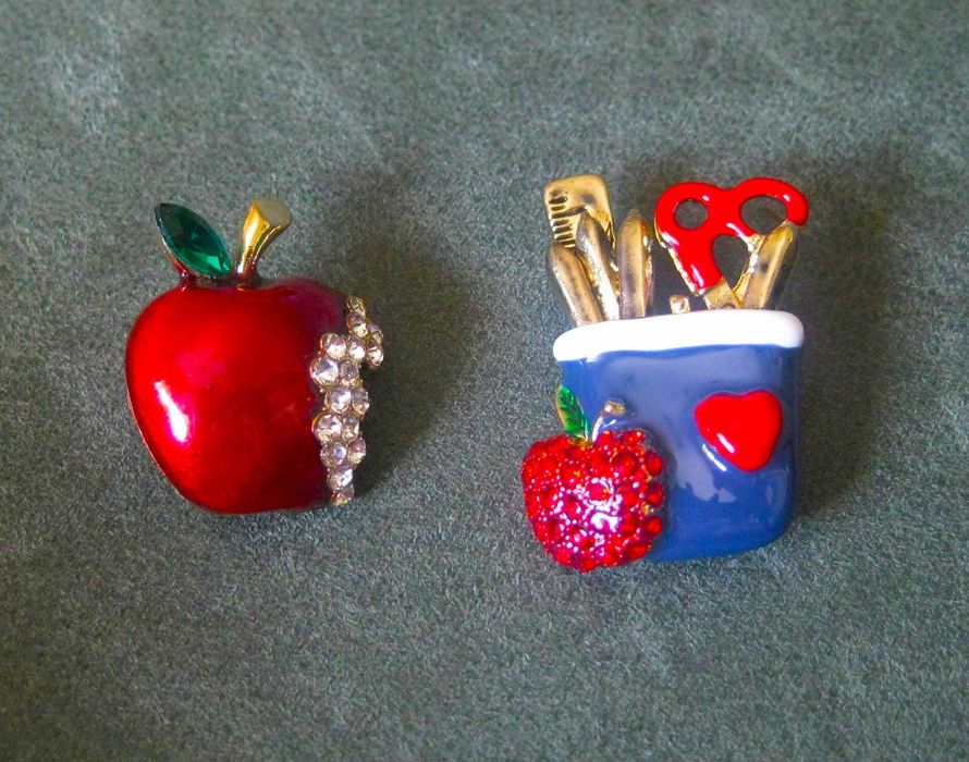 Alfinete / Broche/ Pregadeiras Maça c/ Trinca NOVO