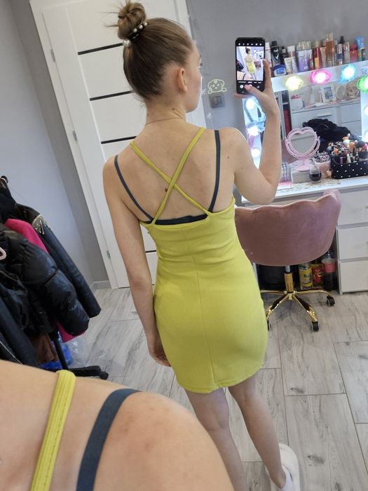 Krótka sukienka z wycięciami w biuście