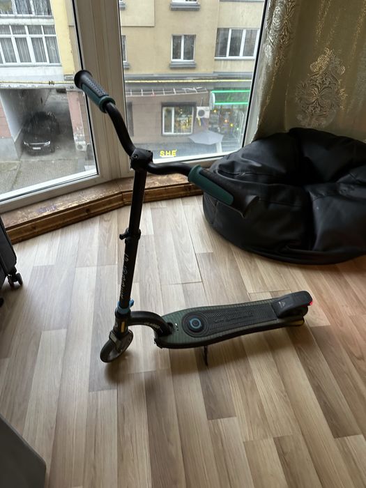 Продаю дитячий електро самокат GLOOBER