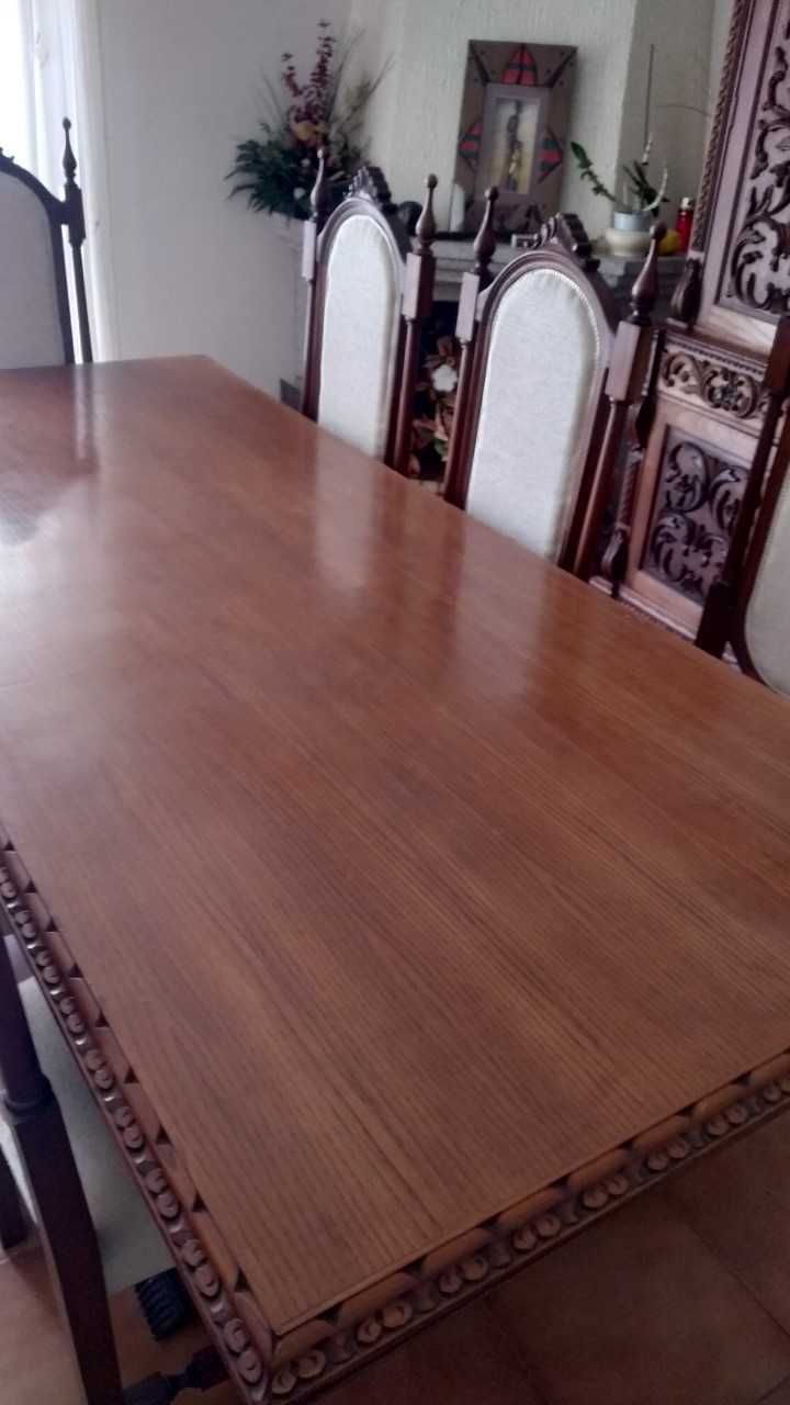 Mesa de Cozinha ou de Sala, Cadeiras e um Armário Duplo