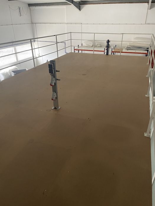 Plataforma em ferro “mezanini” com escada