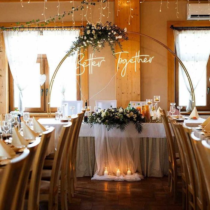 Dekoracje ślubne , plener ,Biały dywan, złote podtalerze , pokrowce na