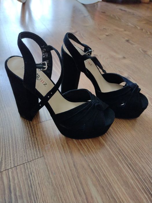 Sandały na obcasie z platformą 36