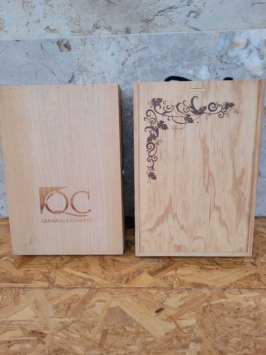 Caixas de garrafas de vinho em madeira vazias